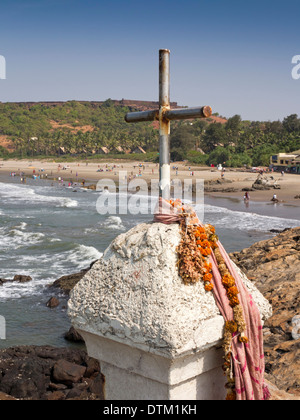 L'Inde, Goa, plage de Vagator, crucifix au-dessus du lieu de culte chrétien catholique du pêcheur Banque D'Images