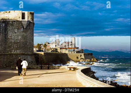 Europe, France, Alpes-Maritimes, Antibes. Les murs de la vieille ville. De couple en train de marcher. Banque D'Images