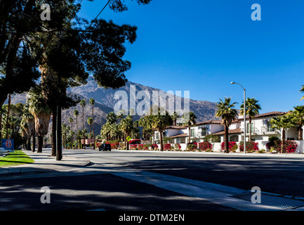 Condominiums ornés de bougainvillées à Palm Springs Californie Février 2014 sur Palm Canyon Drive Banque D'Images