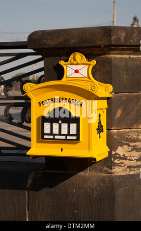 Jaune traditionnel deutschepost mural ancien style metal post box Banque D'Images