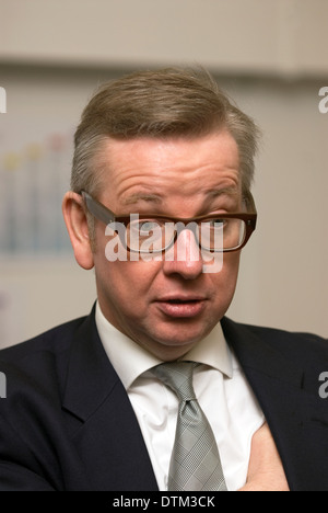 Ancien secrétaire d'État à l'éducation michael gove sur une visite dans une école à liphook, Hampshire, Royaume-Uni. Banque D'Images