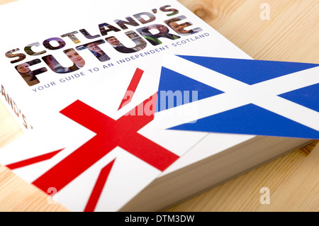 Image générique pour illustrer jusqu'à l'indépendance de l'Ecosse pour le référendum à venir avec des drapeaux reposant sur futur document d'Écosse Banque D'Images