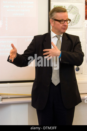 Ancien secrétaire d'État à l'éducation michael gove parler aux élèves sur une visite dans une école à liphook, Hampshire, Royaume-Uni. Banque D'Images