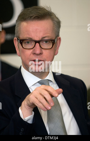 Ancien secrétaire d'État à l'éducation michael gove parler aux élèves sur une visite dans une école à liphook, Hampshire, Royaume-Uni. Banque D'Images