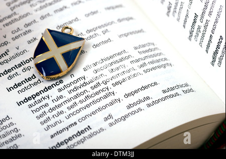 L'indépendance de l'Écosse image générique un émail avec un porte-drapeau écossais sur fond d'un thésaurus entrée pour independenc Banque D'Images