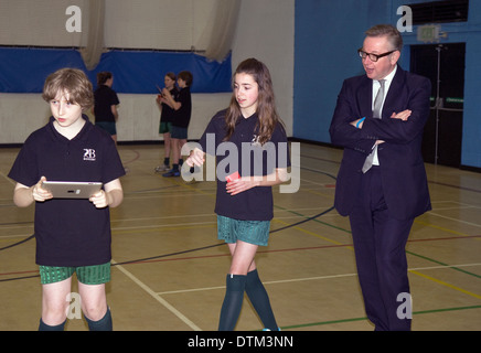 Secrétaire d'Etat à l'éducation, Michael Gove, en salle de sport avec les élèves lors d'une visite scolaire, hindhead, Hampshire, Royaume-Uni. Banque D'Images