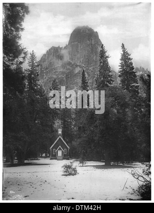 La petite église dans la vallée de Yosemite, parc national de Yosemite, capturée en 1901, mettant en valeur sa petite taille et le paysage environnant. Banque D'Images