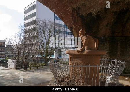 Archimède, une sculpture par Thompson W Dagnall, 1990. Manchester, Angleterre, Royaume-Uni. Renold bâtiment (Université de Manchester) derrière. Banque D'Images