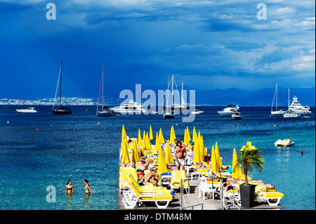 Europe, France, Alpes-Maritimes, Antibes. Cap d'Antibes. La plage privée de la Garoupe. Banque D'Images