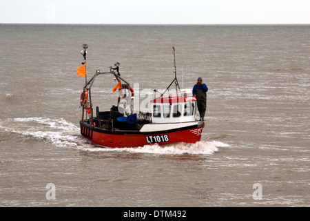 Bateau de pêche d'Aldeburgh LT1018 'Spring Tide' sur le point d'être sorti de la mer à la fin du un autre voyage Banque D'Images