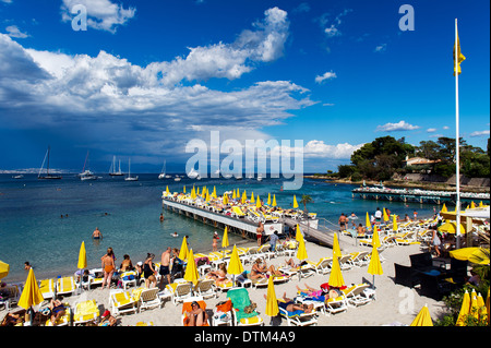 Europe, France, Alpes-Maritimes, Antibes. Cap d'Antibes. La plage privée de la Garoupe. Banque D'Images