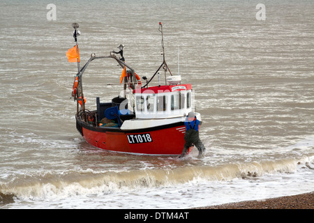 Bateau de pêche d'Aldeburgh LT1018 'Spring Tide' sur le point d'être sorti de la mer à la fin du un autre voyage Banque D'Images