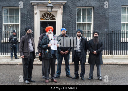 Downing Street,, Londres, Royaume-Uni. 20 février 2014. Les membres du Conseil britannique Sikh pétition Downing Street en réponse aux récentes allégations la connivence "UK" avec l'Inde dans l'attaque contre le Temple d'or d'Amritsar en juin 1984. La communauté sikhe réclame une enquête indépendante complète. Credit : Lee Thomas/Alamy Live News Banque D'Images