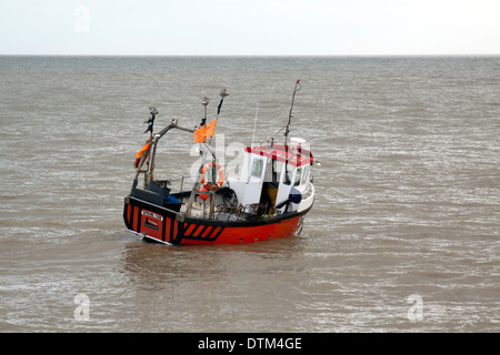 Bateau de pêche d'Aldeburgh LT1018 'Spring Tide' sur le point d'être sorti de la mer à la fin d'un autre voyage. En attente de tracteur. Banque D'Images