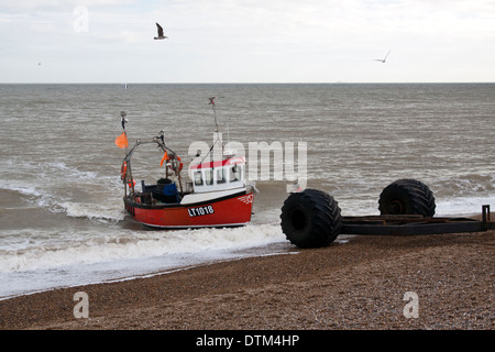 Bateau de pêche d'Aldeburgh LT1018 'Spring Tide' sur le point d'être sorti de la mer par le tracteur Banque D'Images