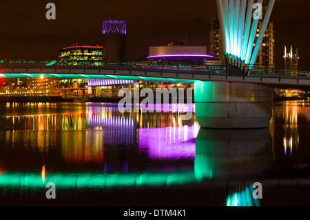 Le Lowry arts centre et la passerelle MediaCityUK, au cours de la Manchester Ship Canal à Salford Quays, Manchester, Angleterre, Royaume-Uni. Banque D'Images