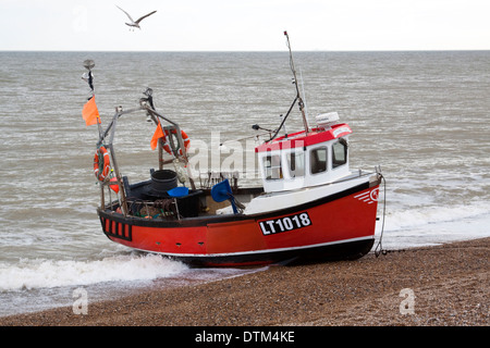 Bateau de pêche d'Aldeburgh LT1018 'Spring Tide' sur le point d'être sorti de la mer à la fin du un autre voyage Banque D'Images