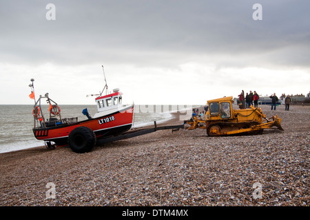 Bateau de pêche d'Aldeburgh LT1018 'Spring Tide' étant sorti de la mer par Caterpillar Tractor Banque D'Images