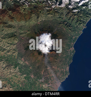 Les rivières de lave noire sur le serpent blanc, pentes enneigées de l'Etna dans ce parc-color image satellite. Dec.13, 2013 Banque D'Images