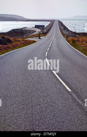 Causeway de South Uist à Eriskay dans les Hébrides extérieures, en Écosse, au Royaume-Uni. Banque D'Images