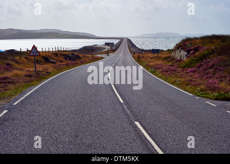 Causeway de South Uist à Eriskay dans les Hébrides extérieures, en Écosse, au Royaume-Uni. Banque D'Images