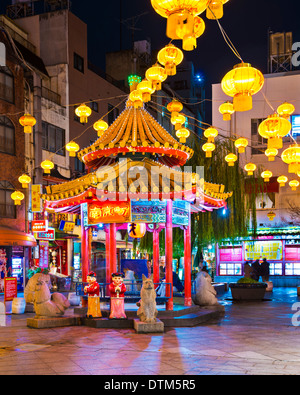 KOBE, JAPON - 26 NOVEMBRE 2012 : Chinatown de Kobe dans la soirée. C'est l'un des trois quartiers Chinois au Japon. Banque D'Images