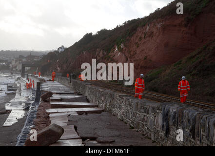 Exmouth, Devon, UK. 5e février 2014. Ligne de chemin de fer endommagé à Exmouth. Les vagues de la marée haute mer a pulvérisé le mur et gravement endommagé la piste. © nidpor/Alamy Live News Banque D'Images