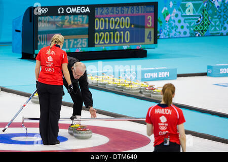 Sotchi, Krasnodar, Russie. Feb 20, 2014. Un appareil de mesure n'est nécessaire pour séparer les équipes dans une 8ème fin pendant le match pour la médaille de bronze de la compétition de curling féminin entre la Grande Bretagne et la Suisse de l'Ice Cube, le centre de curling de Cluster côtières - XXII jeux olympiques d'hiver : Action Crédit Plus Sport/Alamy Live News Banque D'Images