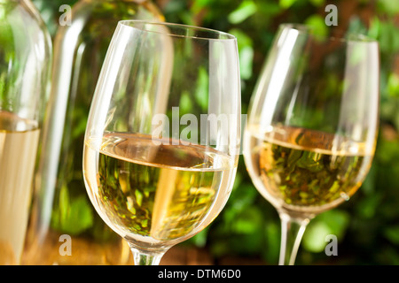 Refreshring dans un verre de vin blanc sur un arrière-plan Banque D'Images