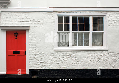 Porte avant rouge de maison mitoyenne dans la ville historique de Sandwich, Kent, Angleterre, Royaume-Uni. Banque D'Images