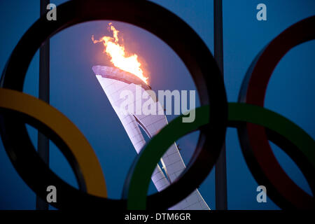 Sochi, Russie. Feb 19, 2014. La flamme olympique brûle dans le chaudron lors des Jeux Olympiques d'hiver de Sotchi 2014 à Sotchi, Russie. © Paul Kitagaki Jr./ZUMAPRESS.com/Alamy Live News Banque D'Images