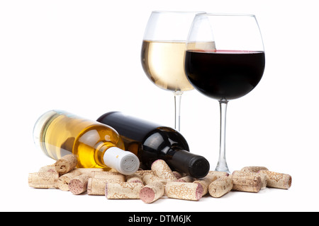 Verres de vins blanc et rouge et blanc plus de bouchons Banque D'Images