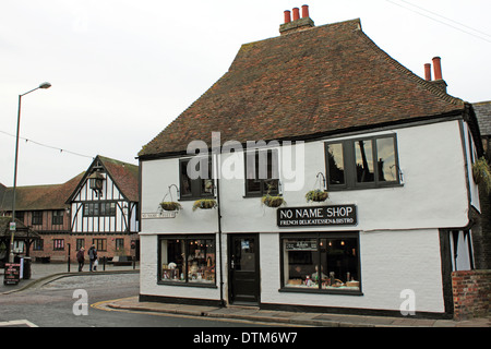 Pas de nom Shop en aucun nom de rue dans le centre historique de la ville de Sandwich, Kent, Angleterre, Royaume-Uni. Banque D'Images