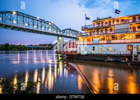 Chattanooga, Tennessee, USA la nuit sur la rivière. Banque D'Images