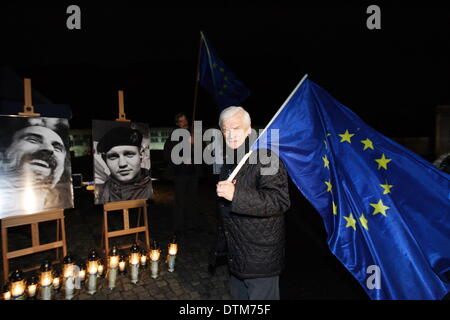 Gdansk, Pologne 20, février 2014 Pro-Ukrainian rally à Gdansk à la place de la solidarité dans l'Armée déchue ouvriers de chantier naval Monument. Maires de la Triville - Gdansk, Sopot et Gdynia, Eurodputies ,les autorités locales et les citoyens de Gdansk hommage aux morts Euromaidan protestataires. Eurodeputy Jan Kozlowski prend part au rallye Crédit : Michal Fludra/Alamy Live News Banque D'Images