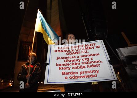 Gdansk, Pologne 20, février 2014 Pro-Ukrainian rally à Gdansk à la place de la solidarité dans l'Armée déchue ouvriers de chantier naval Monument. Maires de la Triville - Gdansk, Sopot et Gdynia, Eurodputies ,les autorités locales et les citoyens de Gdansk hommage aux morts Euromaidan protestataires. L'homme est titulaire d'pro-Ukrainian baner. Credit : Michal Fludra/Alamy Live News Banque D'Images