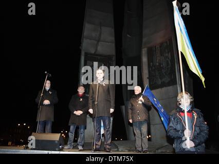 Gdansk, Pologne 20, février 2014 Pro-Ukrainian rally à Gdansk à la place de la solidarité dans l'Armée déchue ouvriers de chantier naval Monument. Maires de la Triville - Gdansk, Sopot et Gdynia, Eurodputies ,les autorités locales et les citoyens de Gdansk hommage aux morts Euromaidan protestataires. Mieczyslaw Struk - Voïvodie parle pendant le rallye Crédit : Michal Fludra/Alamy Live News Banque D'Images