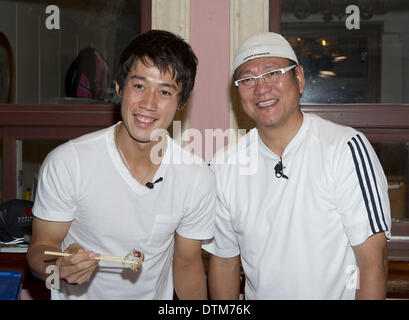 Delray, Florida, USA. Feb 19, 2014. KEI NISHIKORI (JPN) montre les sushi, il a appris à faire des sushis avec l'aide de célèbre chef Masaharu Morimoto. Les deux a diverti la foule qui était venu pour voir le faire exhibitIron sushi à la Boca Resort & Club à Boca Raton, en Floride. Nishikori est en ville à l'affiche à l'ouverture de Delray Beach en 2014 et, plus récemment, a remporté l'US 2014 ChampIronship Tennis intérieur.Photographe Andrew Patron/BigShot.2014 ATP 250 Delray Beach Tennis - l'ouvrir par le Vénitien Las Vegas - Jour 3 - Mercredi 19 février 2014 - Delray Beach Tennis Center et Stade Banque D'Images