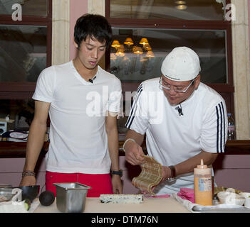 Delray, Florida, USA. Feb 19, 2014. KEI NISHIKORI (JPN) apprend à faire des sushis par célèbre Iron chef Masaharu Morimoto. Les deux a diverti la foule qui était venu pour voir le faire exhibitIron sushi à la Boca Resort & Club à Boca Raton, en Floride. Nishikori est en ville à l'affiche à l'ouverture de Delray Beach en 2014 et, plus récemment, a remporté l'US 2014 ChampIronship Tennis intérieur.Photographe Andrew Patron/BigShot.2014 ATP 250 Delray Beach Tennis - l'ouvrir par le Vénitien Las Vegas - Jour 3 - Mercredi 19 février 2014 - Delray Beach Tennis Center et Stade - Delray Beach - Floride - USA.© B Banque D'Images