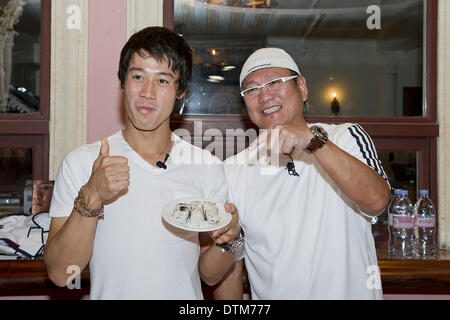 Delray, Florida, USA. Feb 19, 2014. KEI NISHIKORI (JPN) montre les sushi, il a appris à faire des sushis avec l'aide de célèbre chef Masaharu Morimoto. Les deux a diverti la foule qui était venu pour voir le faire exhibitIron sushi à la Boca Resort & Club à Boca Raton, en Floride. Nishikori est en ville à l'affiche à l'ouverture de Delray Beach en 2014 et, plus récemment, a remporté l'US 2014 ChampIronship Tennis intérieur.Photographe Andrew Patron/BigShot.2014 ATP 250 Delray Beach Tennis - l'ouvrir par le Vénitien Las Vegas - Jour 3 - Mercredi 19 février 2014 - Delray Beach Tennis Center et Stade Banque D'Images