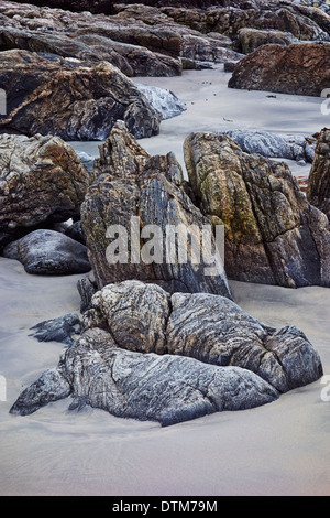 Rock formations sur la plage, dans les Hébrides extérieures, en Écosse, au Royaume-Uni. Banque D'Images