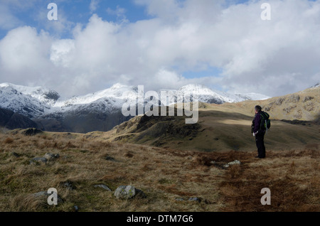 Un hiver walker admirant Scafell Pike de Mosedale dans le Lake District. Banque D'Images