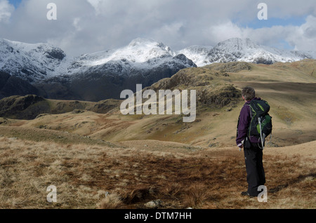 Un hiver walker admirant Scafell Pike de Mosedale dans le Lake District. Banque D'Images