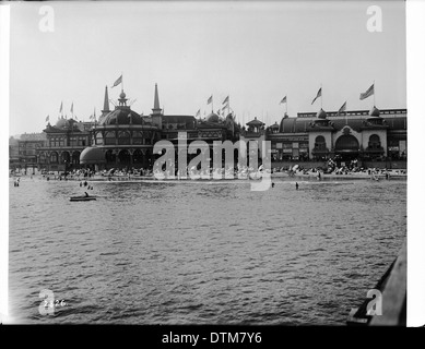 Une photographie vintage prise entre 1907 et 1911 montrant la promenade de Santa Cruz Beach, avec les bâtiments du Casino et de la Plunge visibles depuis la jetée. Banque D'Images