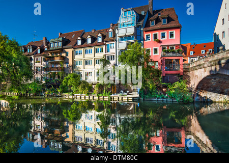 Nuremberg, Allemagne, dans le cadre historique de la rivière Pegnitz. Banque D'Images