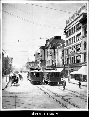 Vue sur les tramways sur Broadway à au sud de la 5e rue au centre-ville de Los Angeles, ca.1908 Banque D'Images