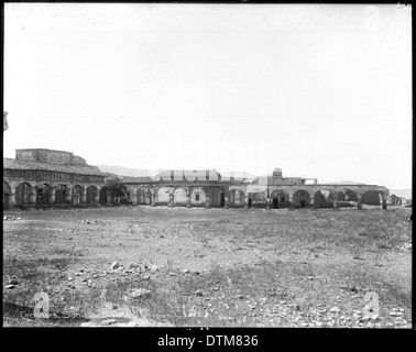 Une vue des couloirs de Mission San Juan Capistrano dans le comté d'Orange, Californie, prise vers 1900. Banque D'Images