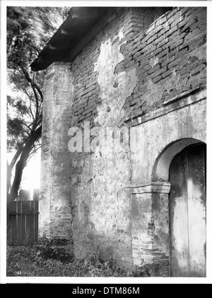 Photographie de l'extrémité nord de la mission San Juan Bautista en Californie, prise vers 1903. L’image capture l’architecture de la mission et l’environnement environnant. Banque D'Images