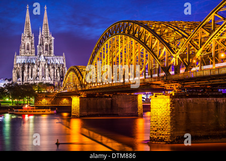 Cologne, Allemagne à la cathédrale et pont sur le Rhin. Banque D'Images