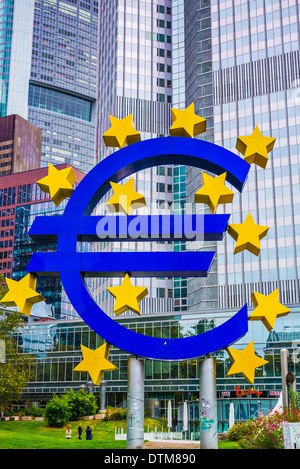 L'Eurotower, symbole de l'Euro à Francfort, Allemagne. Banque D'Images